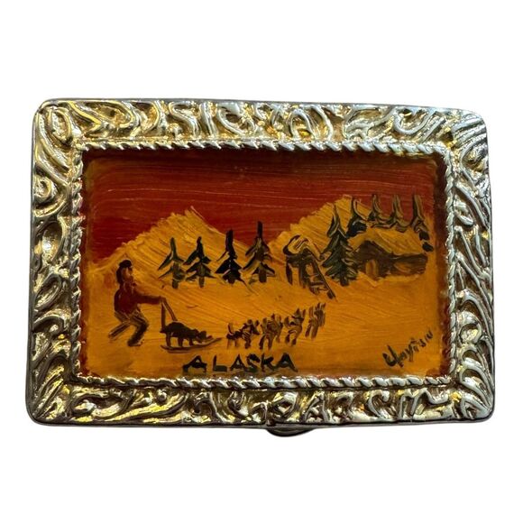 Beautiful hand painted Alaska Sled Dogs Cabin Belt Buckle Signature - Picture 1 of 4